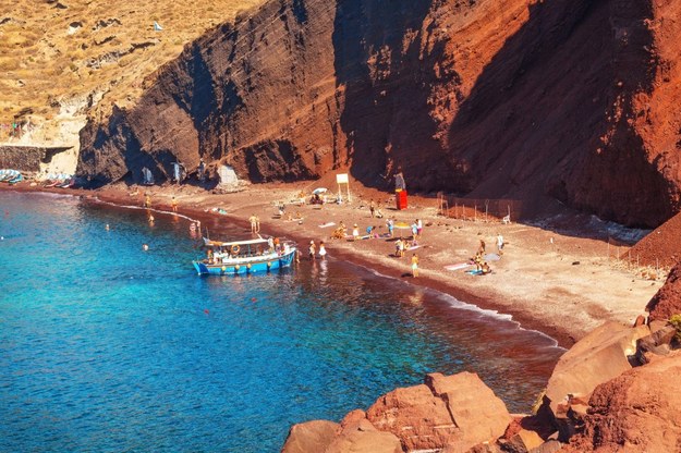 Czerwona Plaża na Santorini w Grecji / fot.: Mila Dimova /PAP/Alamy