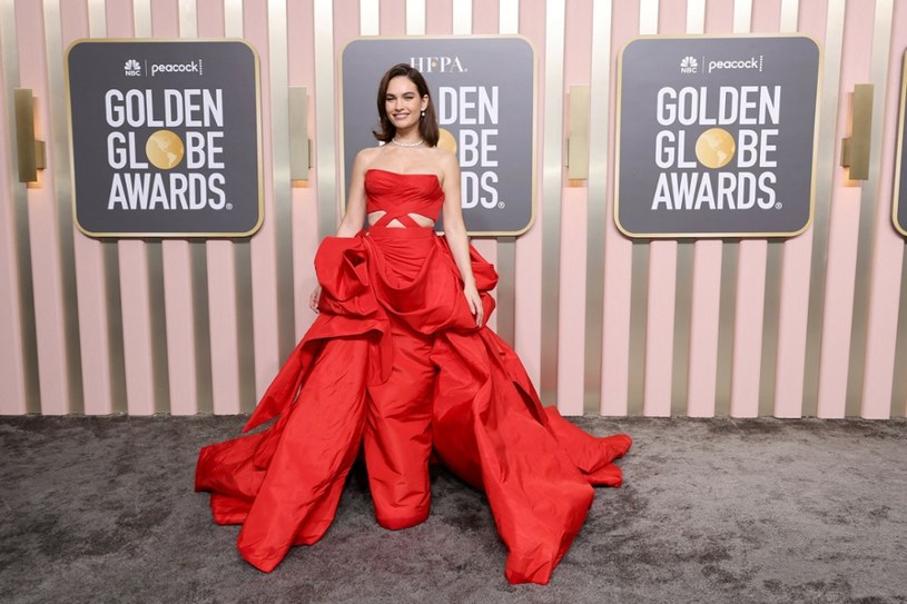 Czerwona, rozkloszowana suknia Lily James robiła wielkie wrażenie /Amy Sussman /East News