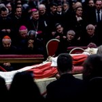 Czerwona strefa w Watykanie przed pogrzebem Benedykta XVI