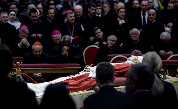 Czerwona strefa w Watykanie przed pogrzebem Benedykta XVI