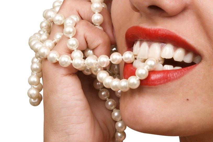 Czerwona szminka idealnie podkreśli biel twoich zębów /&copy; Panthermedia