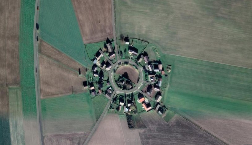 Czerwona w województwie opolskim. Wieś, która ma nietypowy kształt. /Mapy Google /materiał zewnętrzny