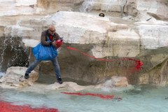 Czerwona woda w słynnej Fontannie di Trevi