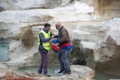 Czerwona woda w słynnej Fontannie di Trevi