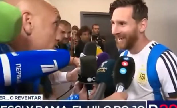 Czerwona wstążka przyniosła Messiemu szczęście. Zobacz, jak zszokował dziennikarza
