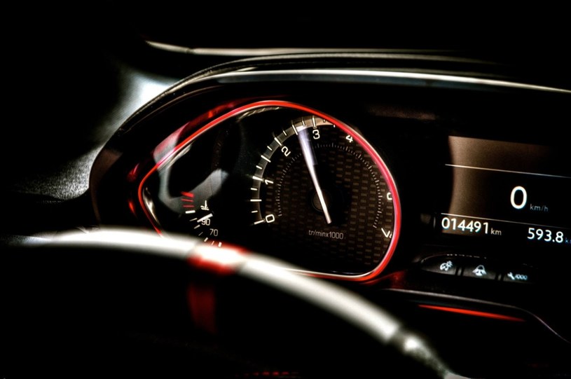 Czerwone akcenty 208 GTI podkreślają sportowy charakter auta /Postularis /INTERIA.PL