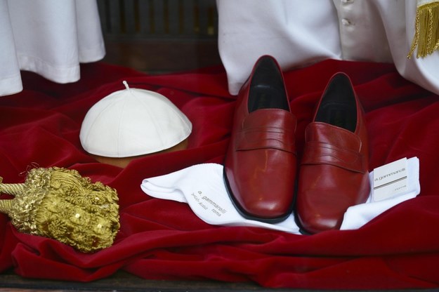 Czerwone buty były dotąd jednym z symboli papieskiego pontyfikatu /ANSA/GUIDO MONTANI /PAP/EPA
