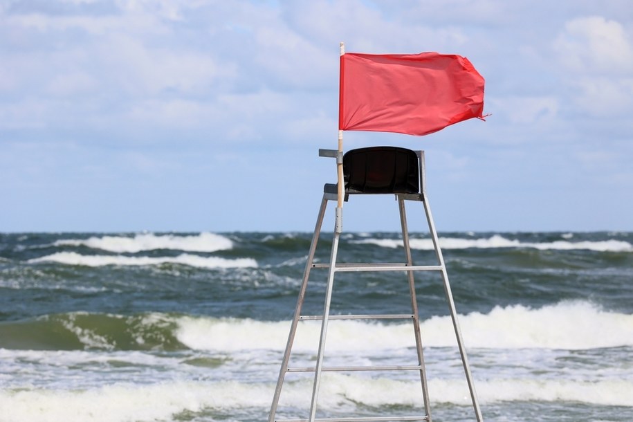 Czerwone flagi na nadmorskich kąpieliskach /Shutterstock