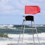 Czerwone flagi nad Bałtykiem. Wiele kąpielisk zamkniętych