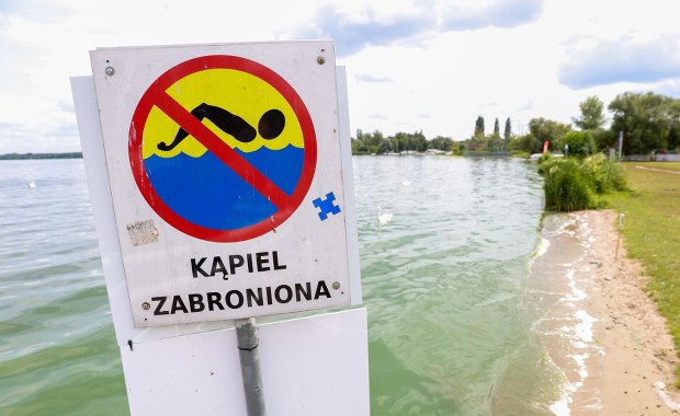 Czerwone flagi nad Bałtykiem. Zakaz kąpieli na popularnych plażach