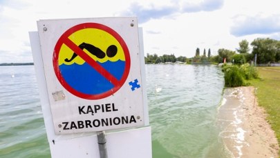 Czerwone flagi nad Bałtykiem. Zakaz kąpieli na popularnych plażach