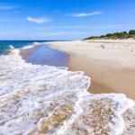 Czerwone flagi w Pomorskiem. Sprawdź, z których kąpielisk nie można korzystać