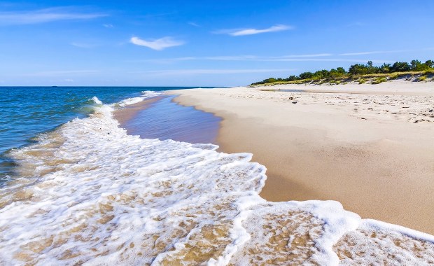 Czerwone flagi w Pomorskiem. Sprawdź, z których kąpielisk nie można korzystać