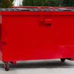 Czerwone kontenery pojawiły się w Krakowie. Mieszkańcy tej ulicy mogą tam wrzucać tekstylia 