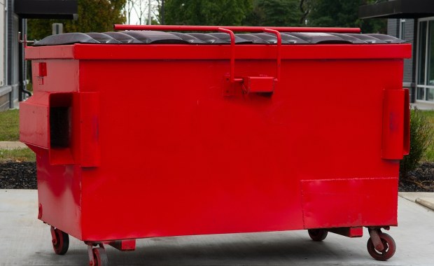 Czerwone kontenery pojawiły się w Krakowie. Mieszkańcy tej ulicy mogą tam wrzucać tekstylia 