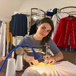 Czerwone korale, hafty, kwiaty. Po tradycyjne góralskie stroje ustawiają się kolejki. Z wizytą w Pracowni Mody Regionalnej Sabiny Jurasz