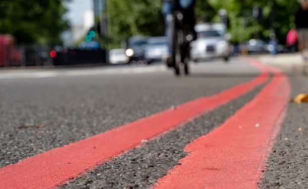 ​Czerwone linie na hiszpańskich drogach. Co to oznacza?