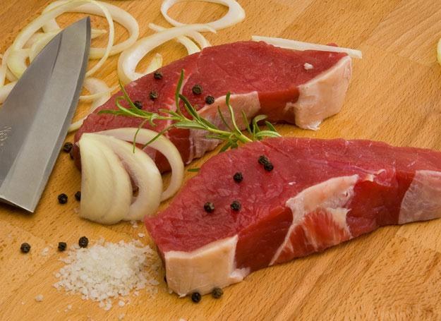Czerwone mięsa zawiera dużo kalorii, co sprzyja otyłości /&copy; Panthermedia