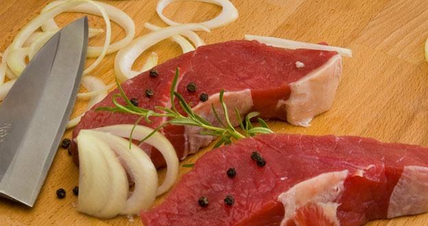Czerwone mięsa zawiera dużo kalorii, co sprzyja otyłości /&copy; Panthermedia