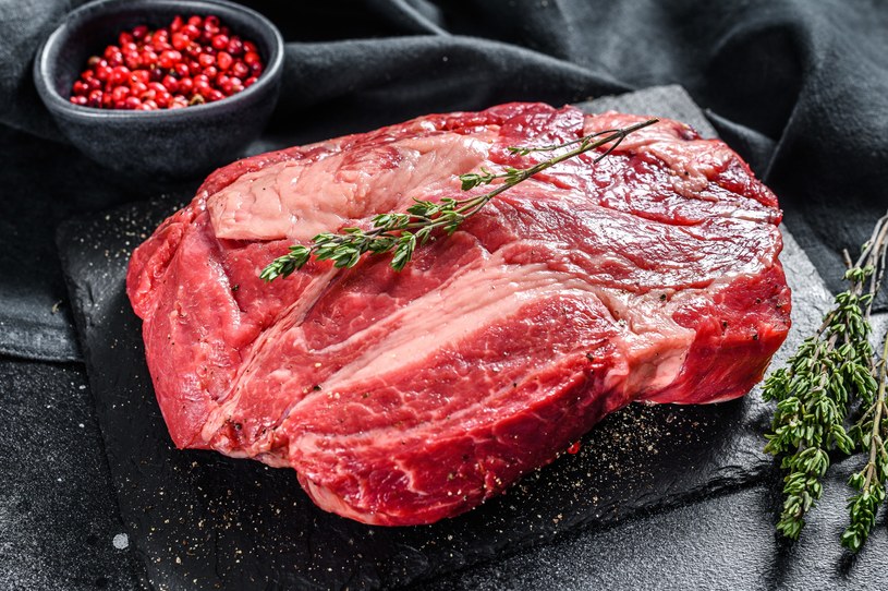 Czerwone mięso jest wyjątkowo ciężkostrawne w porze nocnej /123RF/PICSEL