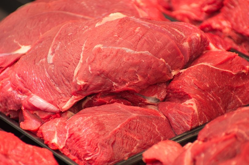 Czerwone mięso także jest cennym źródłem witaminy D /123RF/PICSEL