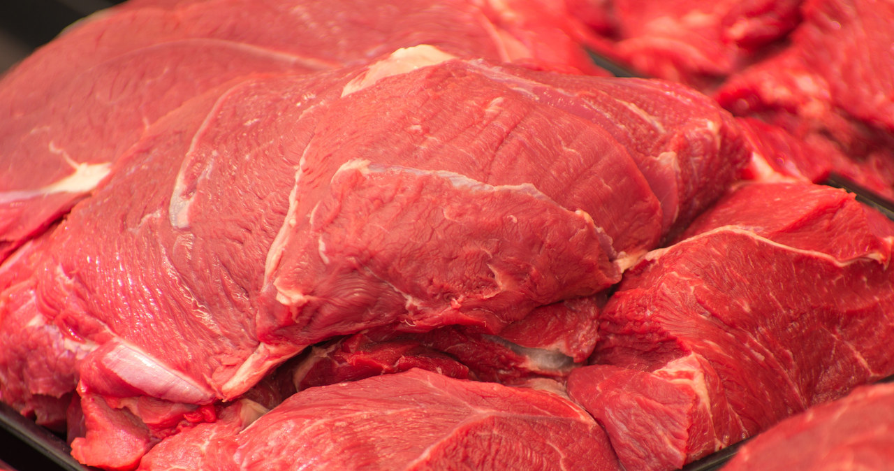 Czerwone mięso także jest cennym źródłem witaminy D /123RF/PICSEL