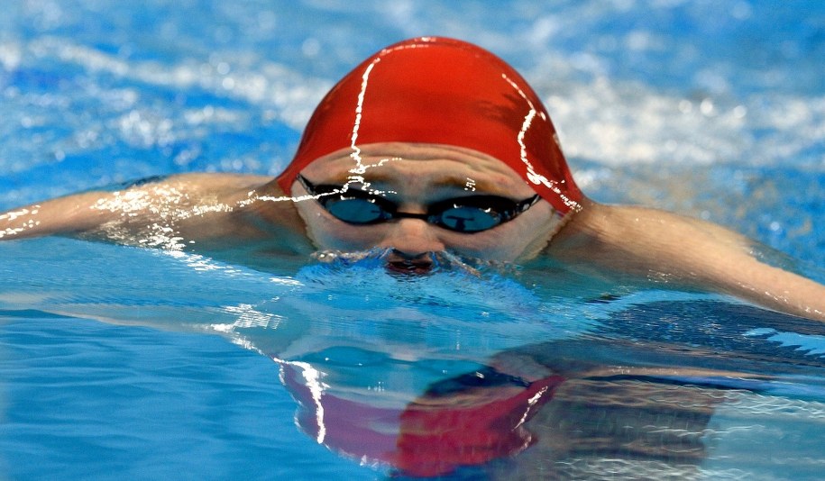 Czerwone oczy to nie efekt obecności chloru w wodzie /ASSIL DONEV /PAP/EPA