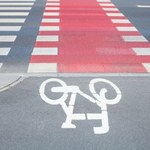 Czerwone pasy dla rowerzystów - kto ma na nich pierwszeństwo?