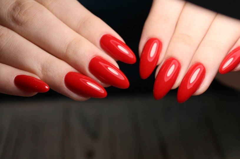 Czerwone paznokcie to gwarancja ponadczasowej elegancji /123RF/PICSEL