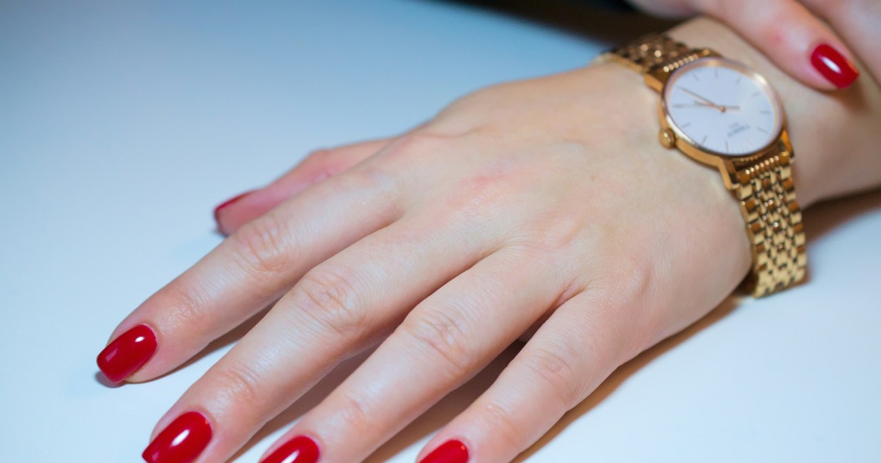 Czerwone paznokcie to klasyka mikołajkowego i świątecznego manicure /Konstantin Shmatov /unsplash.com