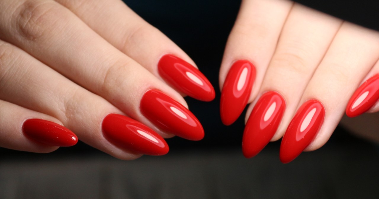 Czerwone paznokcie to najmodniejsza stylizacja tej jesieni /123RF/PICSEL