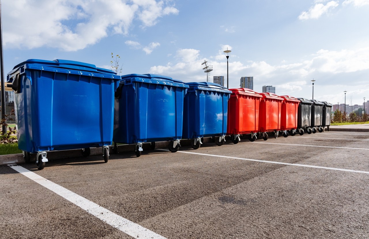Czerwone pojemniki na odpady. Co powinno do nich trafić?
