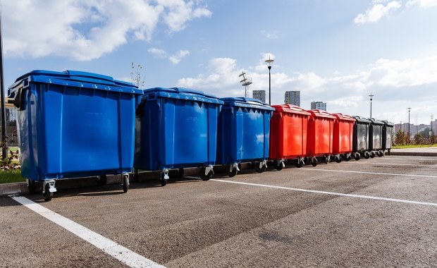 Czerwone pojemniki na odpady. Co powinno do nich trafić?