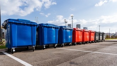 Czerwone pojemniki na odpady. Co powinno do nich trafić?