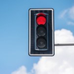 Czerwone światło i jeden odruch. Mechanicy wiedzą, czym to się kończy