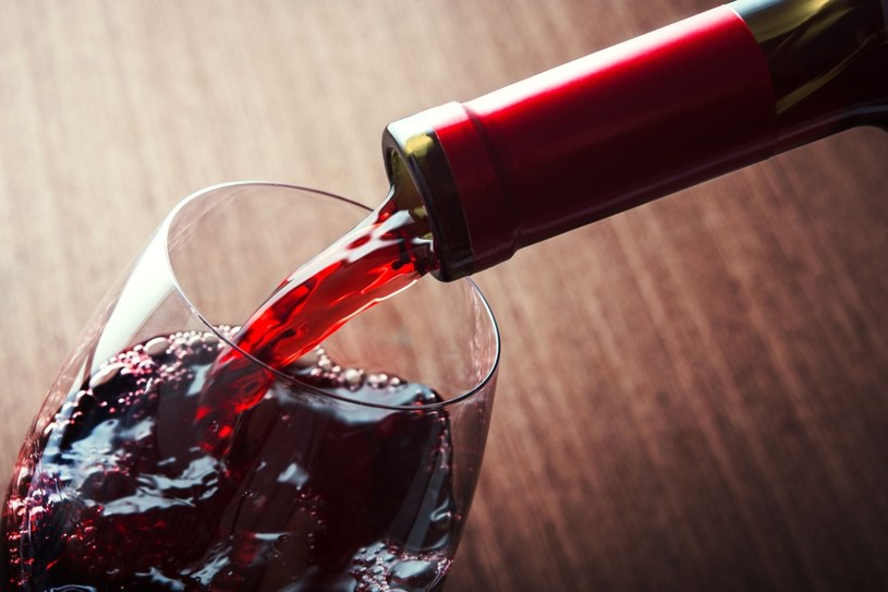 Czerwone wino wpływa pozytywnie na mikrobiom bakteryjny /123RF/PICSEL