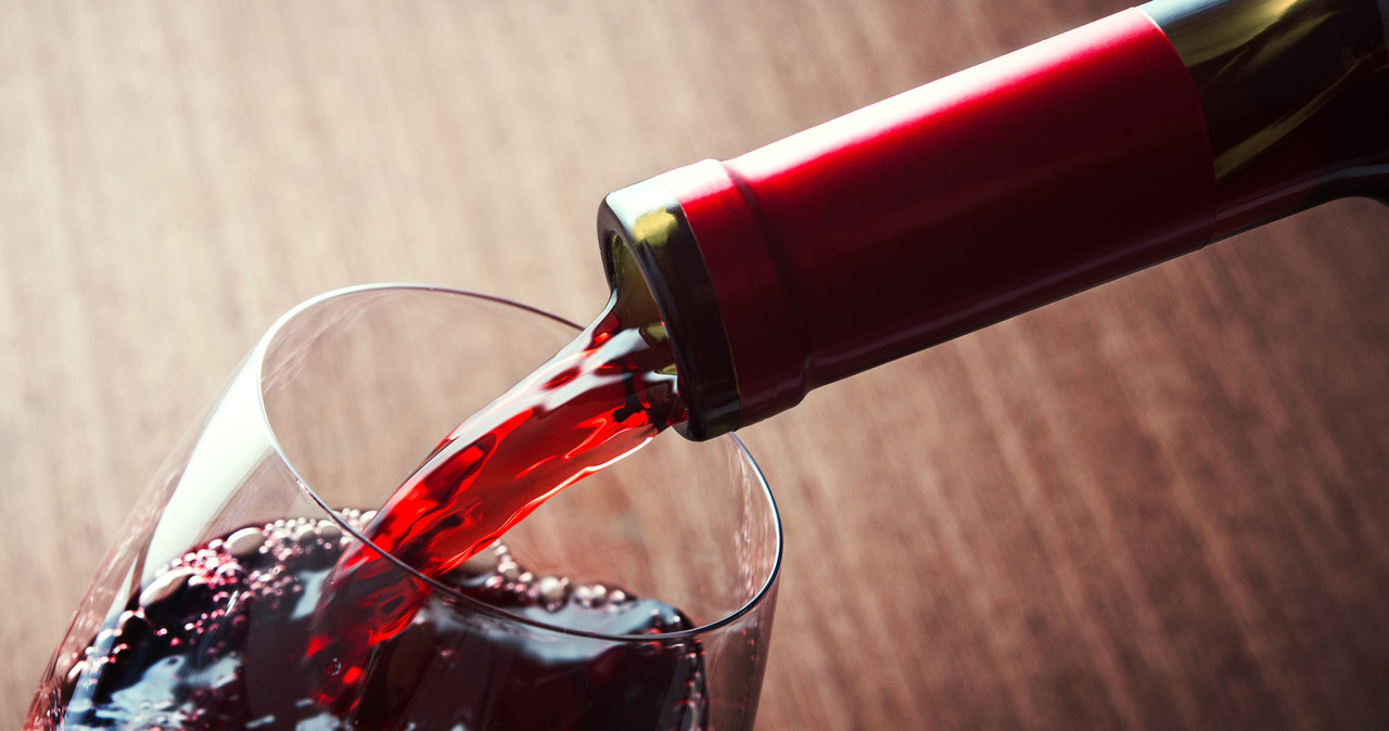 Czerwone wino wpływa pozytywnie na mikrobiom bakteryjny /123RF/PICSEL