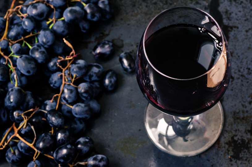 Czerwone wino zawiera sporo antyoksydantów /123RF/PICSEL
