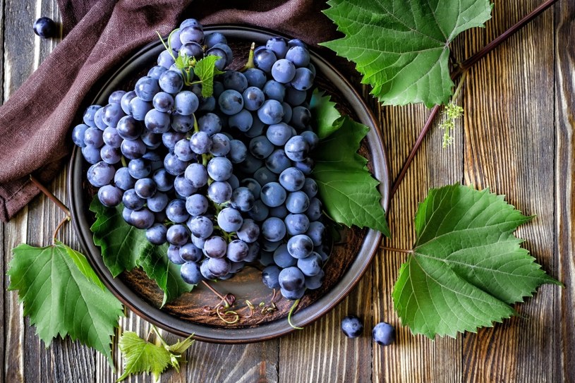 Czerwone winogrona to nasz sprzymierzeniec w walce ze "złym" cholesterolem /123RF/PICSEL