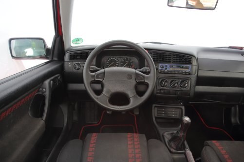 Czerwone wstawki i niebieski panel radia to seryjne wyposażenie Golfa III GTI. Z rzadka zdarza się Climatronic. /Motor