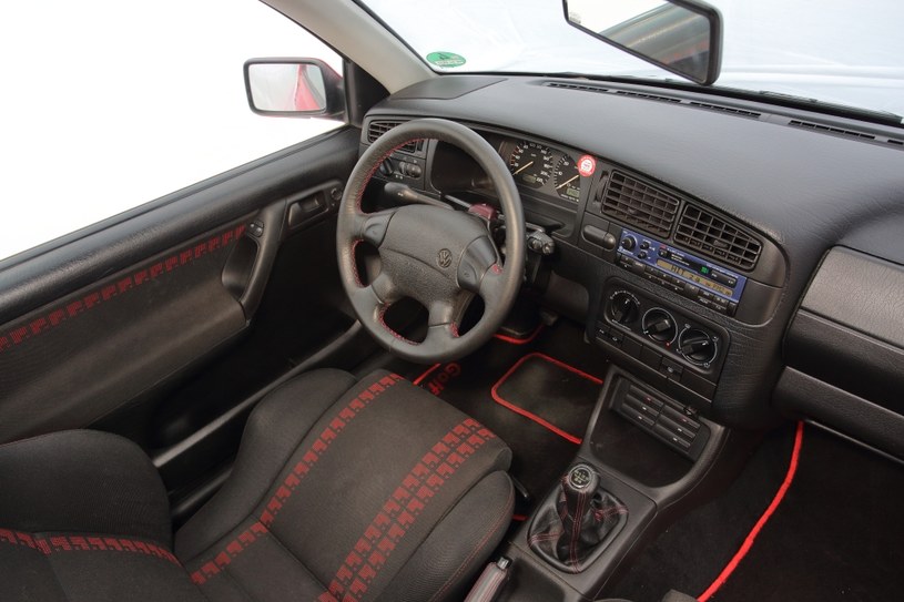 Czerwone wstawki to znak rozpoznawczy linii GTI już od prawie 37 lat. Radio miało fabrycznie niebieski panel – to oryginalne wyposażenie. Niektóre auta mają nawet klimatyzację automatyczną. /Motor