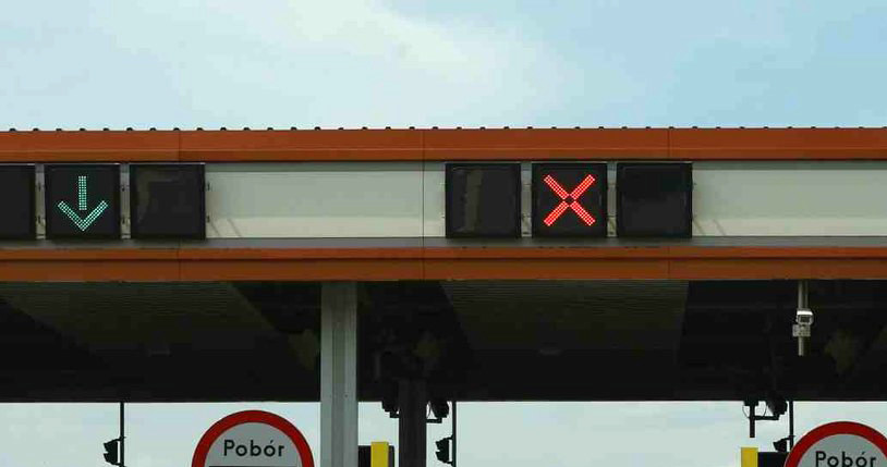Czerwone "X" oraz zielone strzałki można spotkać też przed bramkami poboru opłat na autostradach /Stanisław  Kowalczuk /East News