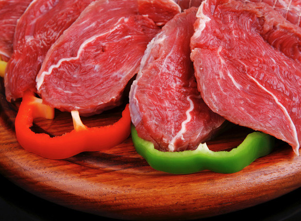 Czerwonego mięsa lepiej unikać /123RF/PICSEL