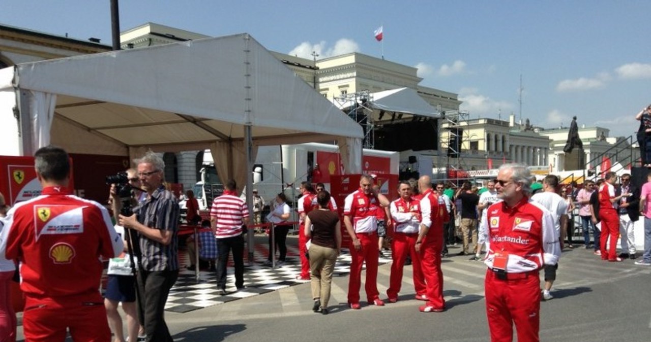 Czerwony bolid teamu Ferrari zawitał do Warszawy