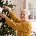 Czerwony i złoty odchodzą do lamusa. Ten kolor rządzi na choince w tym roku