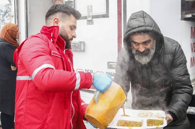 Czerwony Krzyż przekazuje żywność poszkodowanym w Turcji /AA/ABACA /PAP/Abaca