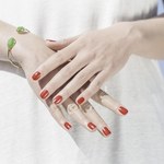 Czerwony manicure w zupełnie nowych odsłonach. Żadna fanka klasyki nie pogardzi