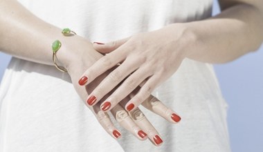 Czerwony manicure w zupełnie nowych odsłonach. Żadna fanka klasyki nie pogardzi