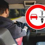 Czerwony samochód a obok motocykl i rower. Znak, na który może trafić wielu Polaków