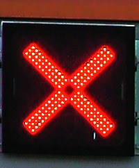 Czerwony „x” wyświetla się nad tymi bramkami, które pozostają zamknięte dla ruchu. /Motor